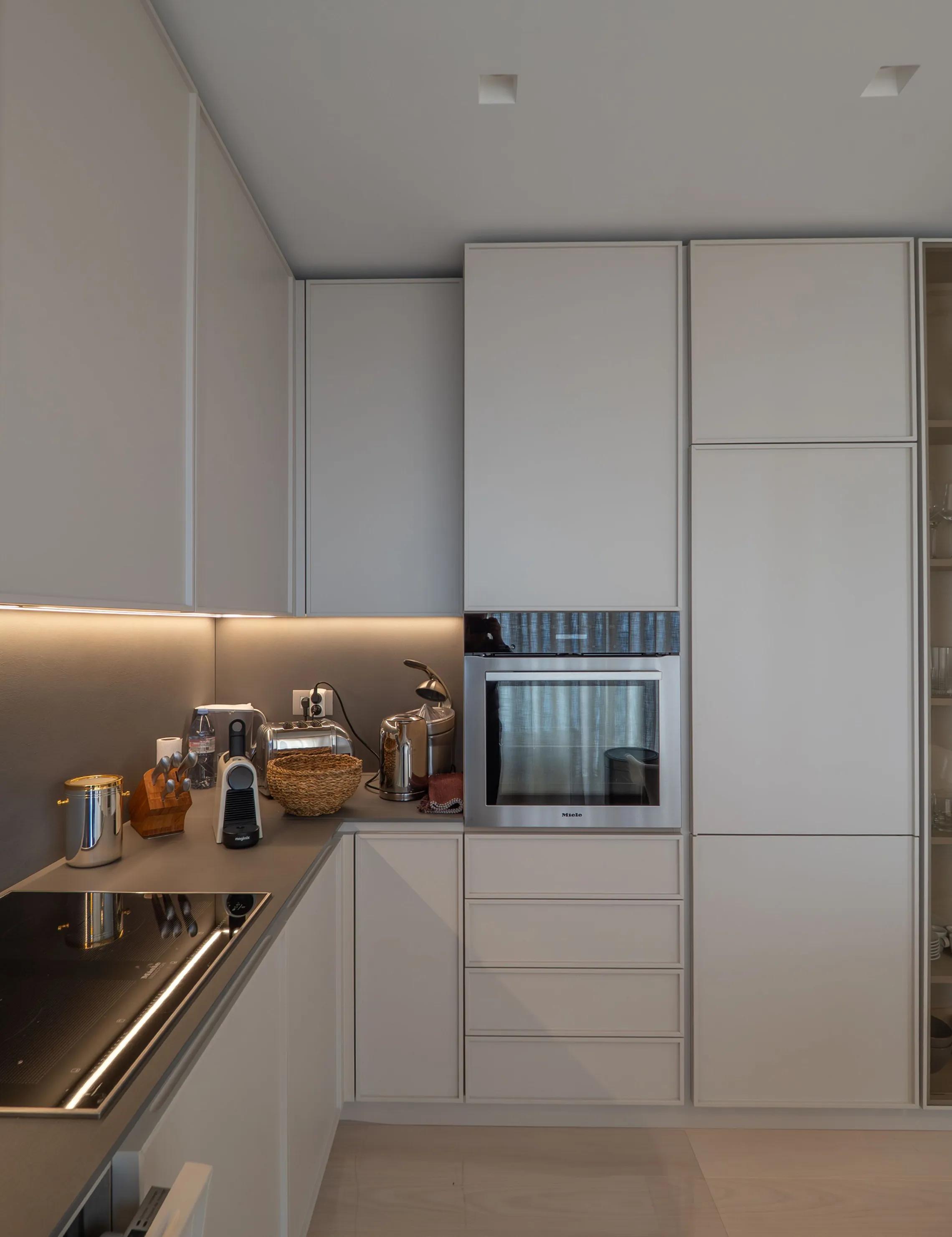 cuisine moderne blanche equipee sur mesure